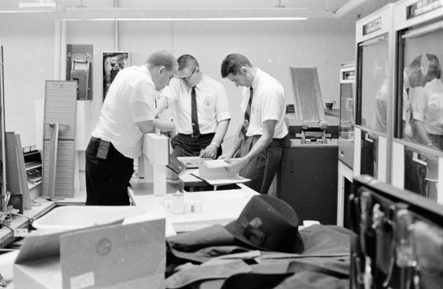 IBMFEs-0016_1031743754 IBM FEs installing IBM 1410 at B5 Commerce